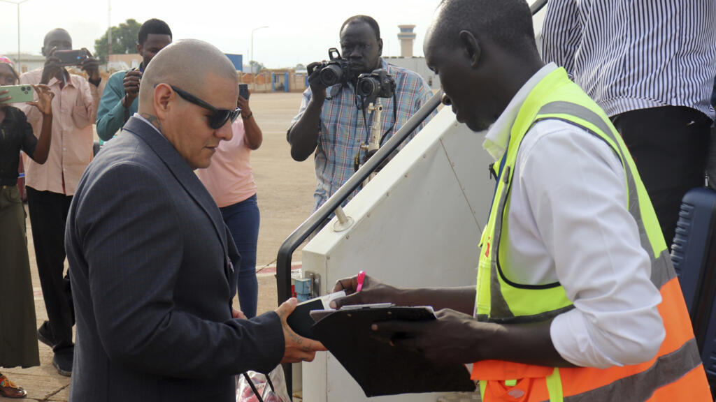 Jesus Munoz Gutierrez, un migrant mexicain expulsé il y a quelques mois vers le Soudan du Sud par les États-Unis dans le cadre d'une campagne de répression de l'immigration, est rapatrié dans son pays d'origine à l'aéroport de Juba, au Soudan du Sud, le samedi 6 septembre 2025.