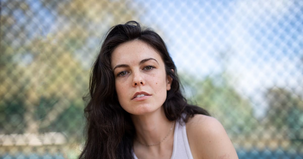 «Couplets» de Maggie Millner, comme on fait son lit on se touche – Libération