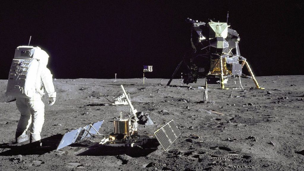 Astronaute de la mission Apollo sur la surface lunaire avec le module lunaire en arrière-plan.