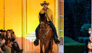 Post Malone ferme son tout premier défilé parisien à cheval en icône western