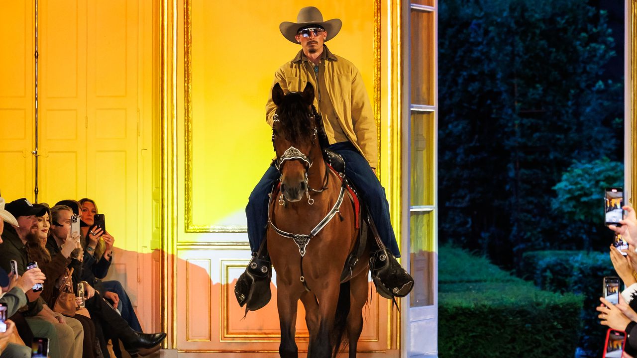 Post Malone ferme son tout premier défilé parisien à cheval en icône western