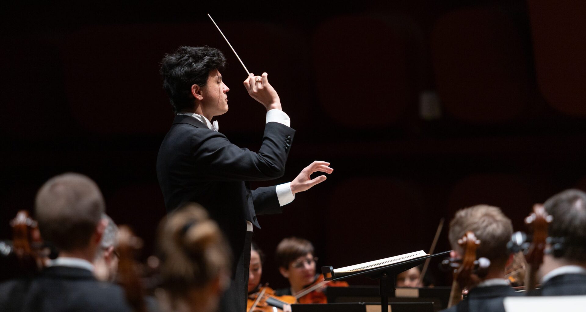 ACTUALITÉ Aziz Shokhakimov renouvelé à l'Orchestre Philharmonique de Strasbourg