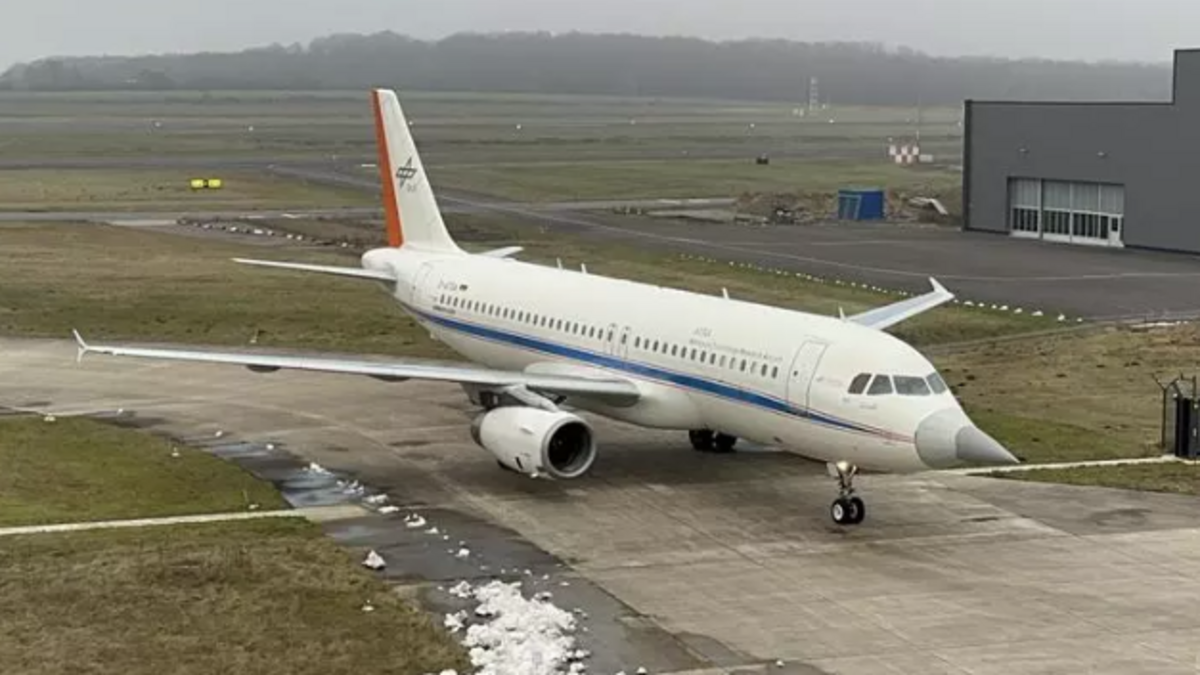 Un avion de ligne Airbus A320 avec un nez de chasseur Eurofighter : c’est quoi cette bizarrerie aperçue à l’aéroport de Toulouse ?