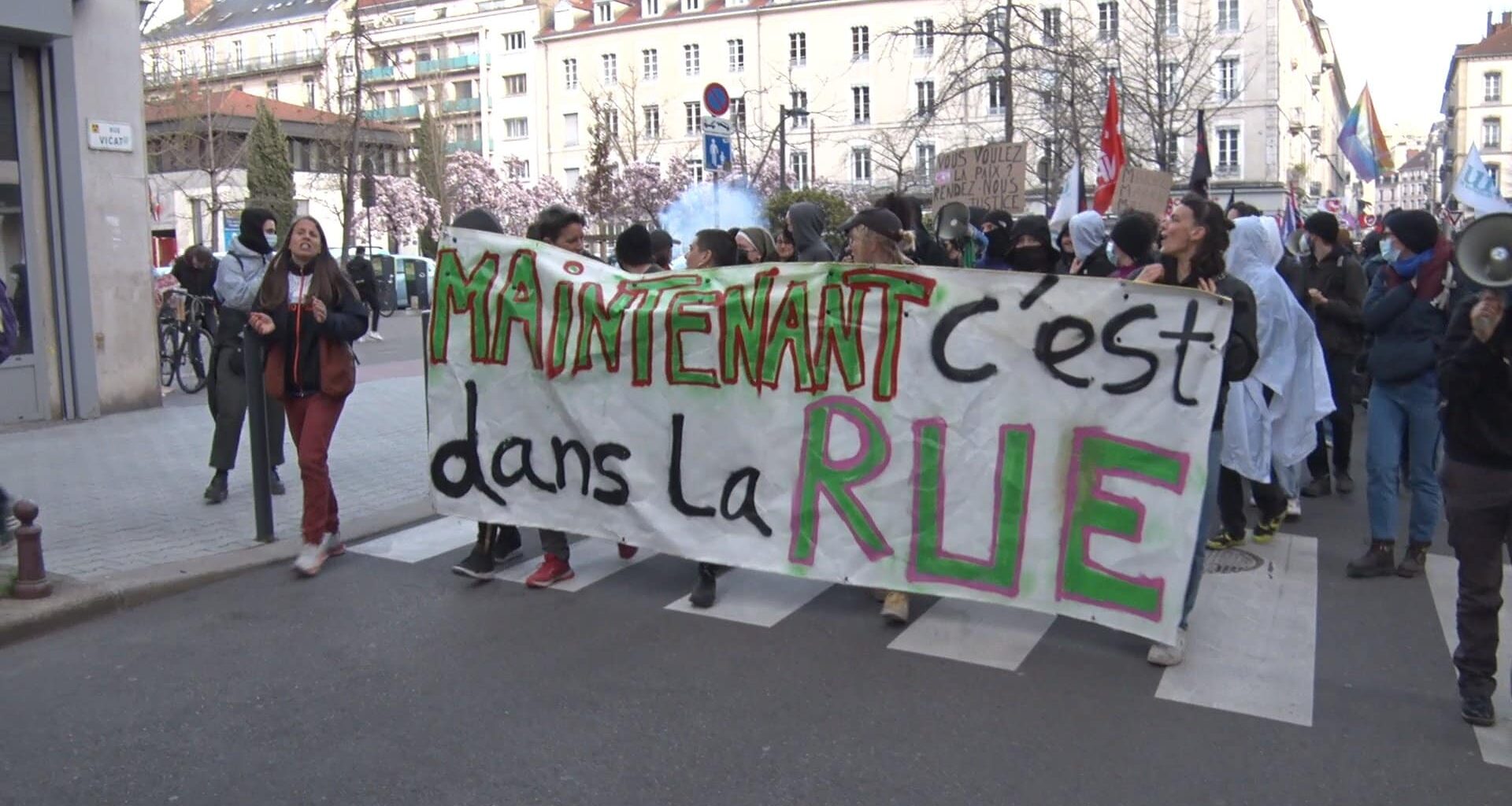 Manifestation spontanée à Grenoble après l'annonce de l'utilisation de l'article 49.3 par le gouvernement pour faire adopter sa réforme des retraites. © Joël Kermabon - Place Gre'net