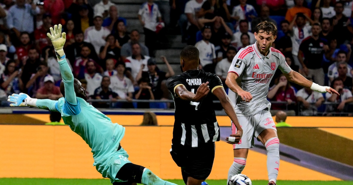 L'Américain Tanner Tessmann (d), auteur du but de la victoire pour Lyon face à Angers, le 19 septembre 2025 à Décines-Charpieu