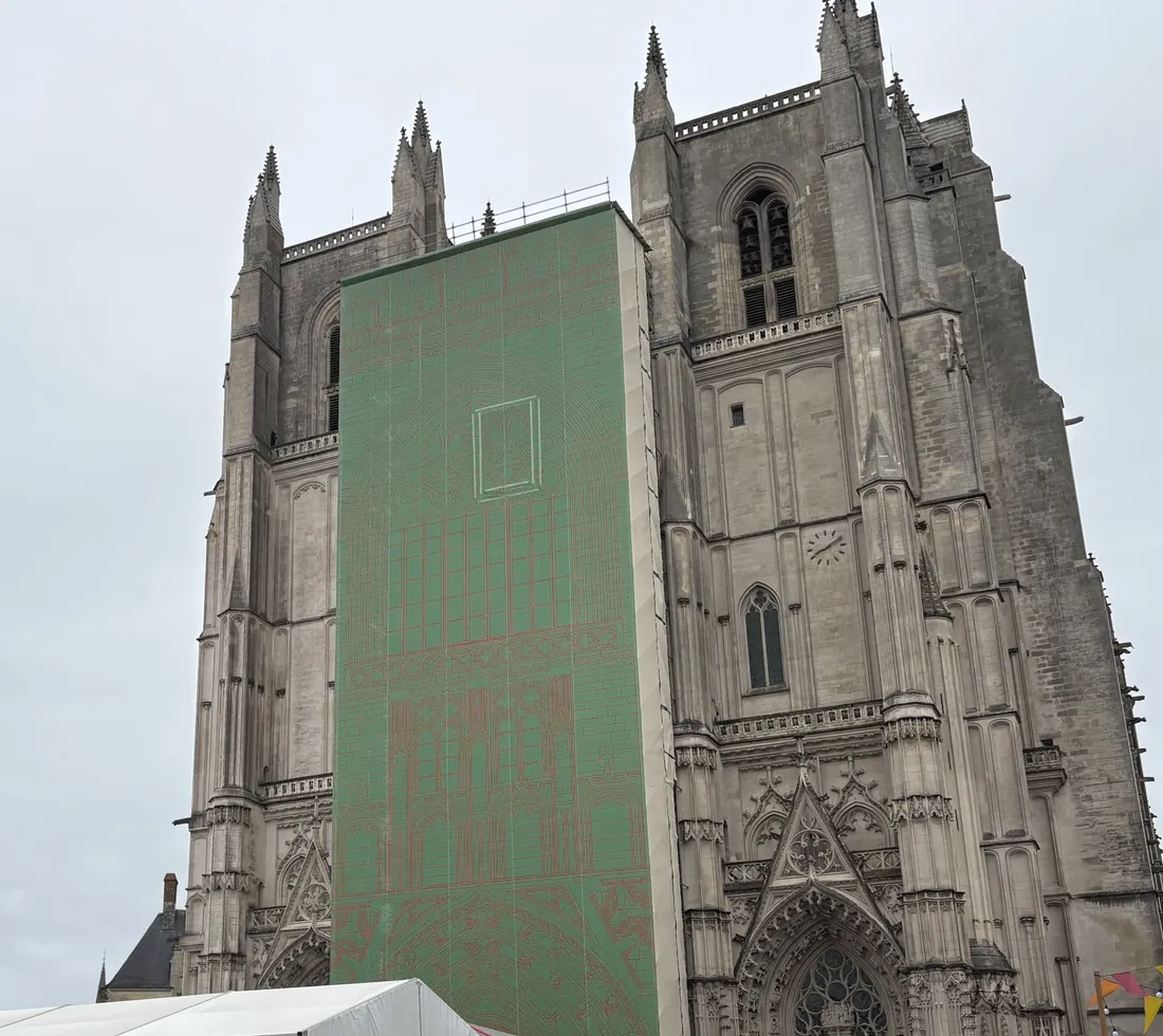 Une cathédrale de Nantes en travaux.