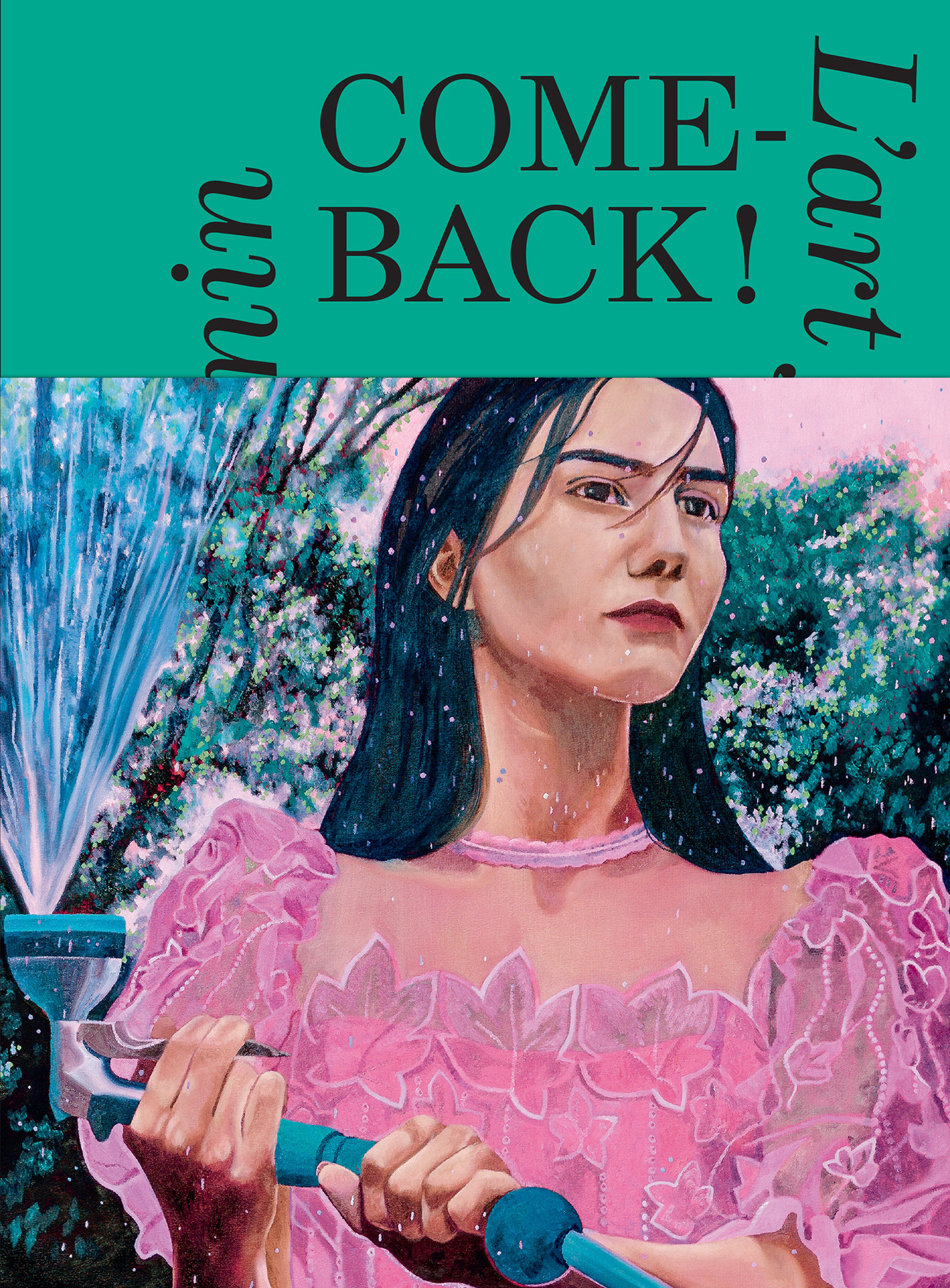 Portrait d’une femme en robe rose tenant un tuyau d’arrosage avec «L’art come-back!» écrit en vert.