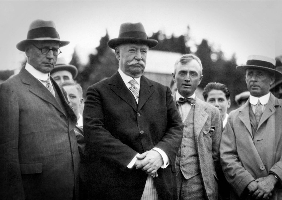 Le président américain William Howard Taft (au centre) lors de l’inauguration du premier neuf trous du club de golf du Manoir Richelieu en juin 1925.