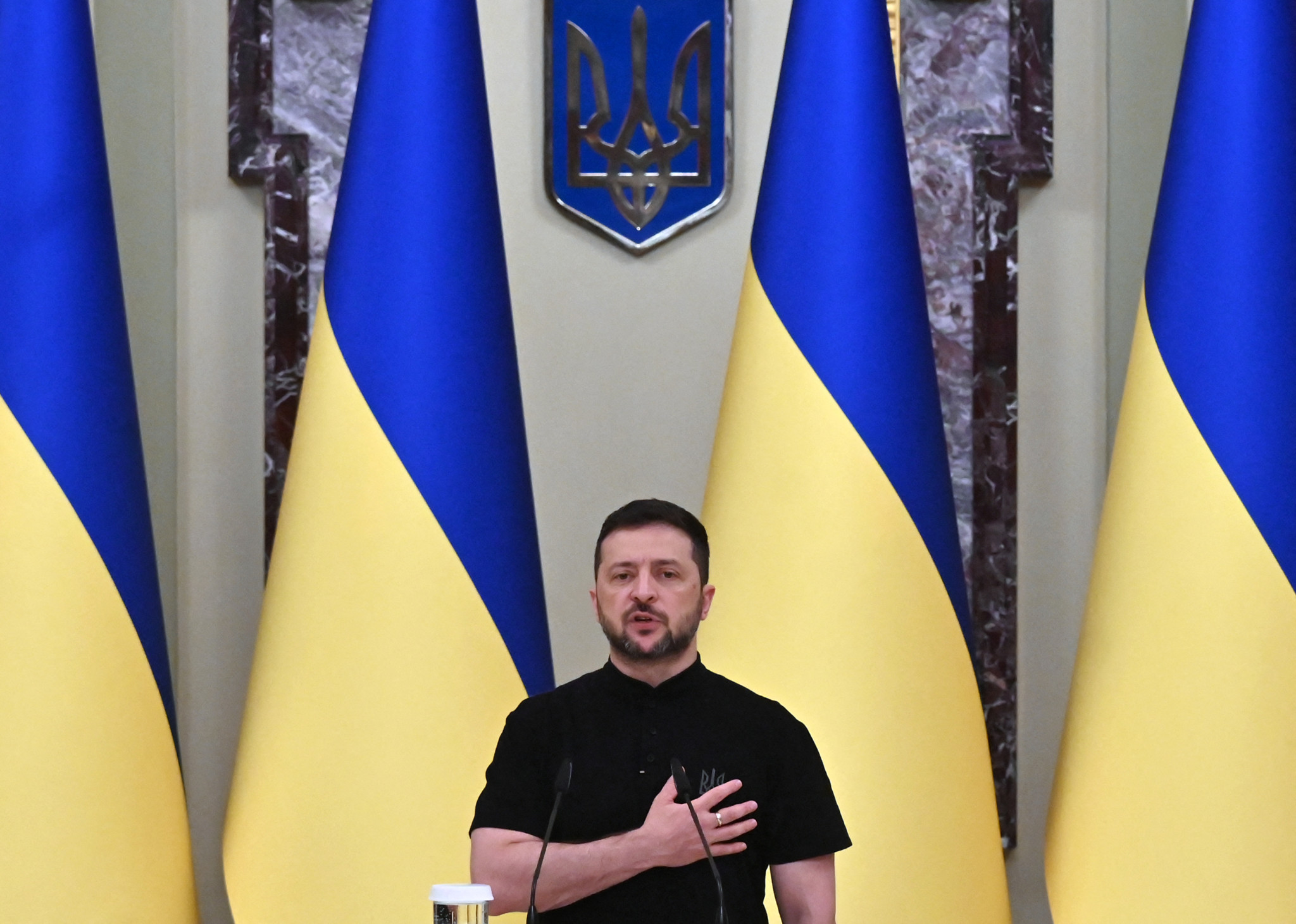 Le président ukrainien Volodymyr Zelensky chante l’hymne national lors d’une cérémonie au Palais Mariyinsky à Kyiv, marquant la Journée du Souvenir des Défenseurs de l’Ukraine le 29 août 2025.