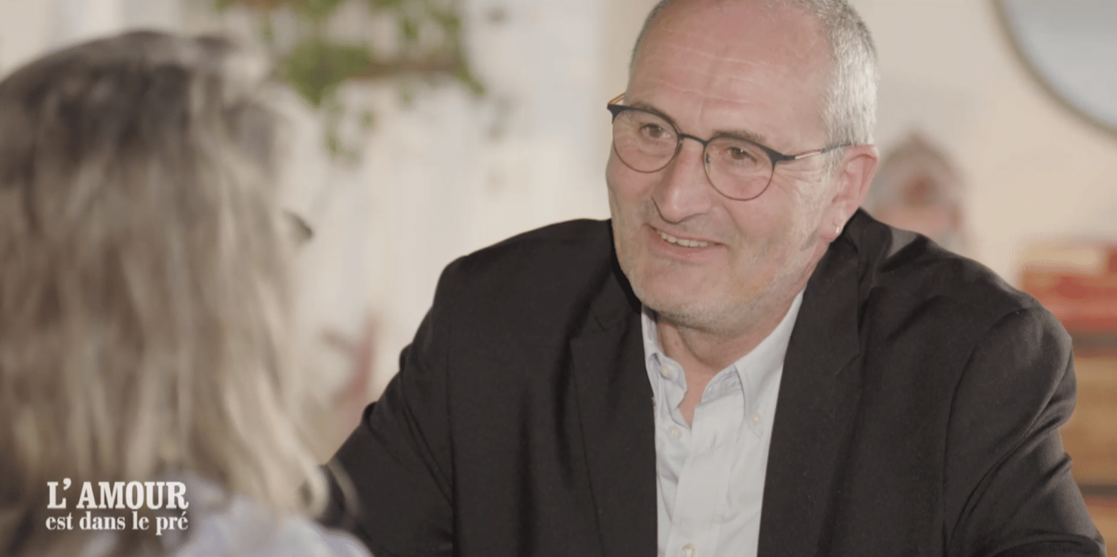 "L'amour est dans le pré" : hors caméra, Gilles s'isole avec ses prétendantes afin de les avertir d'un détail intime