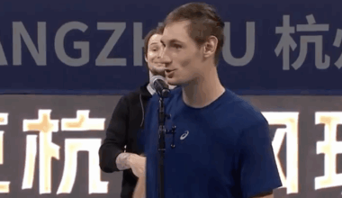 ATP - Hangzhou, Vidéos > Valentin Royer à Alexander Bublik après sa défaite en finale : "Mec, tu joues un tennis de fou, c'est une blague"