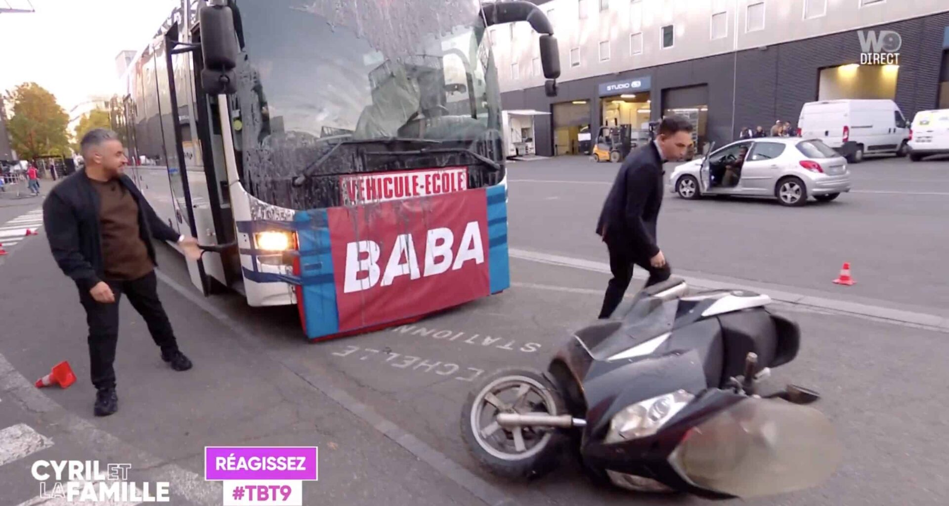 Cyril Hanouna : chaos en plein direct, le scooter de Jordan De Luxe pulvérisé par Raymond Aabou