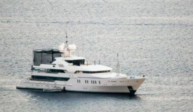 Jacuzzi, terrain de basket... Quel est cet impressionnant yacht amarré devant le port de Saint-Laurent-du-Var?