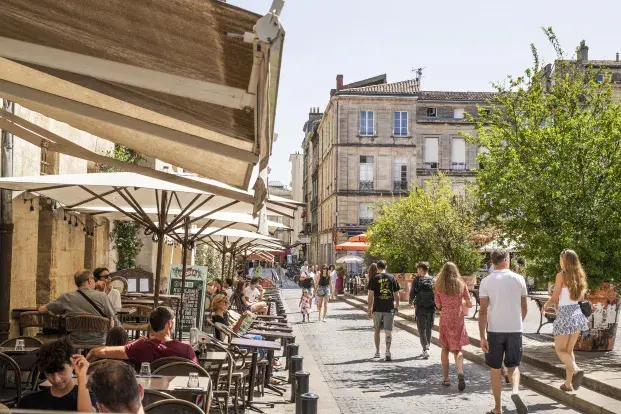 Le centre historique de Bordeaux, ici la place Camille Jullian.