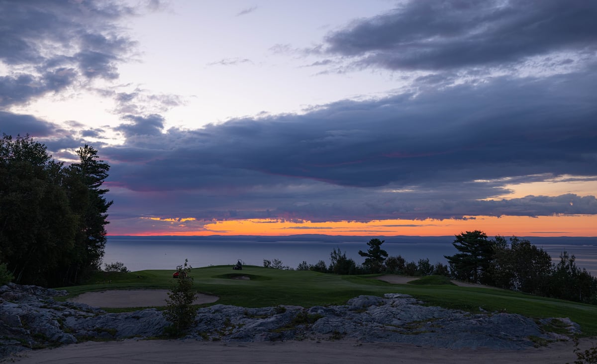 Le vert du premier trou du parcours Saint-Laurent, au club de golf du Manoir Richelieu, à l’aube.