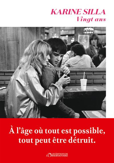 Couverture du livre ’Vingt ans’ de Karine Silla montrant un couple assis à une table dans un café, avec le texte ’À l’âge où tout est possible, tout peut être détruit’.