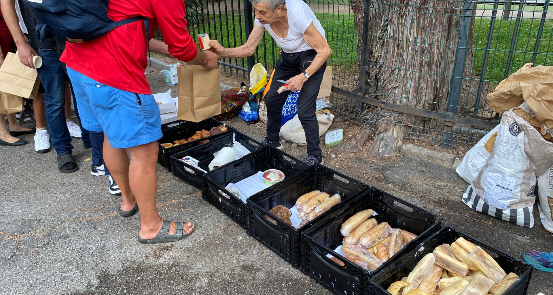 "Tant qu’on aura besoin de moi, je resterai": contre la volonté du maire de Nice, elle continue d’assurer des distributions alimentaires au jardin Thiole