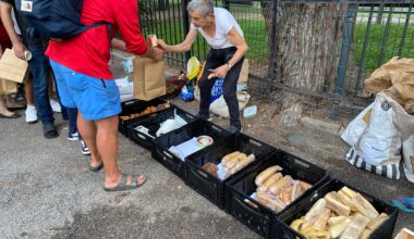 "Tant qu’on aura besoin de moi, je resterai": contre la volonté du maire de Nice, elle continue d’assurer des distributions alimentaires au jardin Thiole