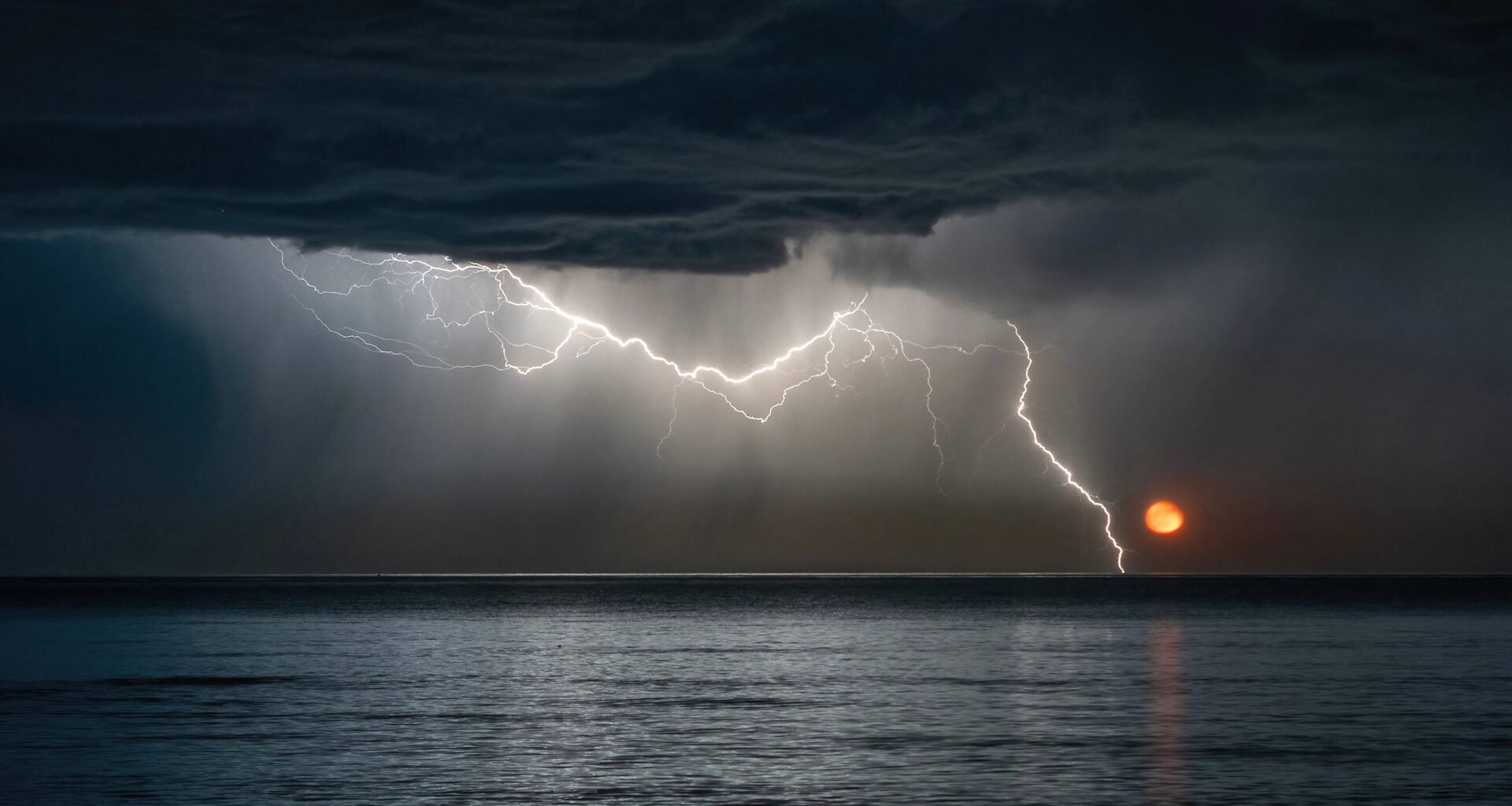 Vigilances oranges "pluie-inondation" et "orages" dans le Var jusqu'à 18h ce lundi: on fait le point à la mi-journée