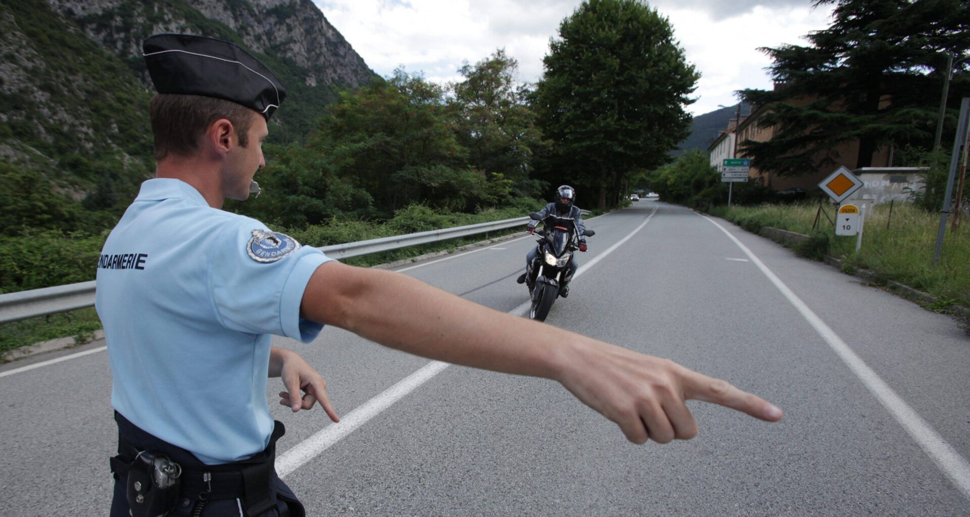 Wheeling, 163km/h, alcoolisé, permis non valide... Un motard de 34 ans jugé pour une virée rodéo dans l'arrière-pays de Nice