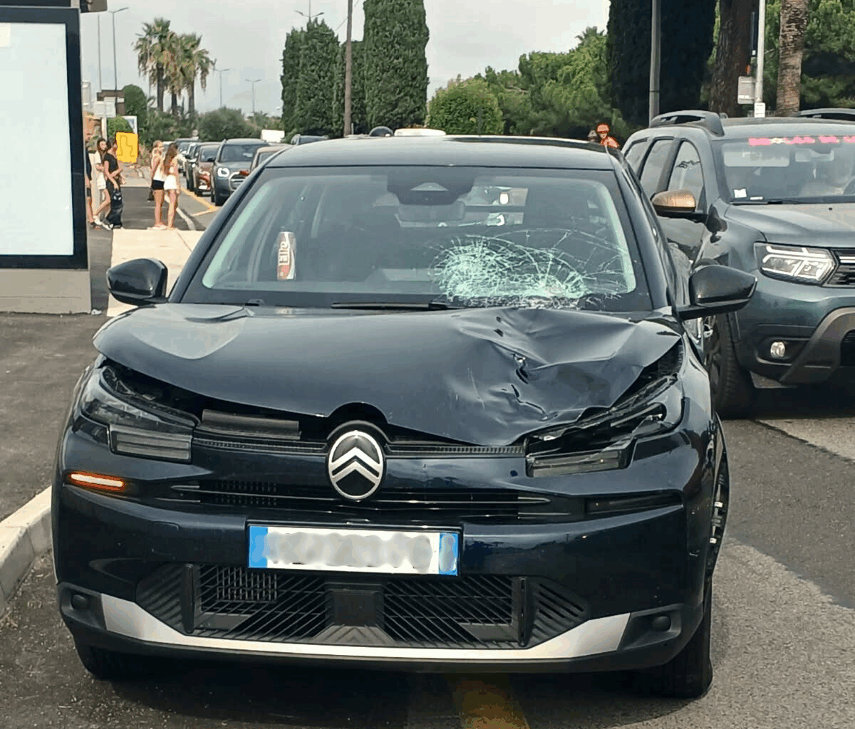 Projetée 35 mètres plus loin après avoir été fauchée sur la route du bord de mer, elle s’en sort miraculeusement