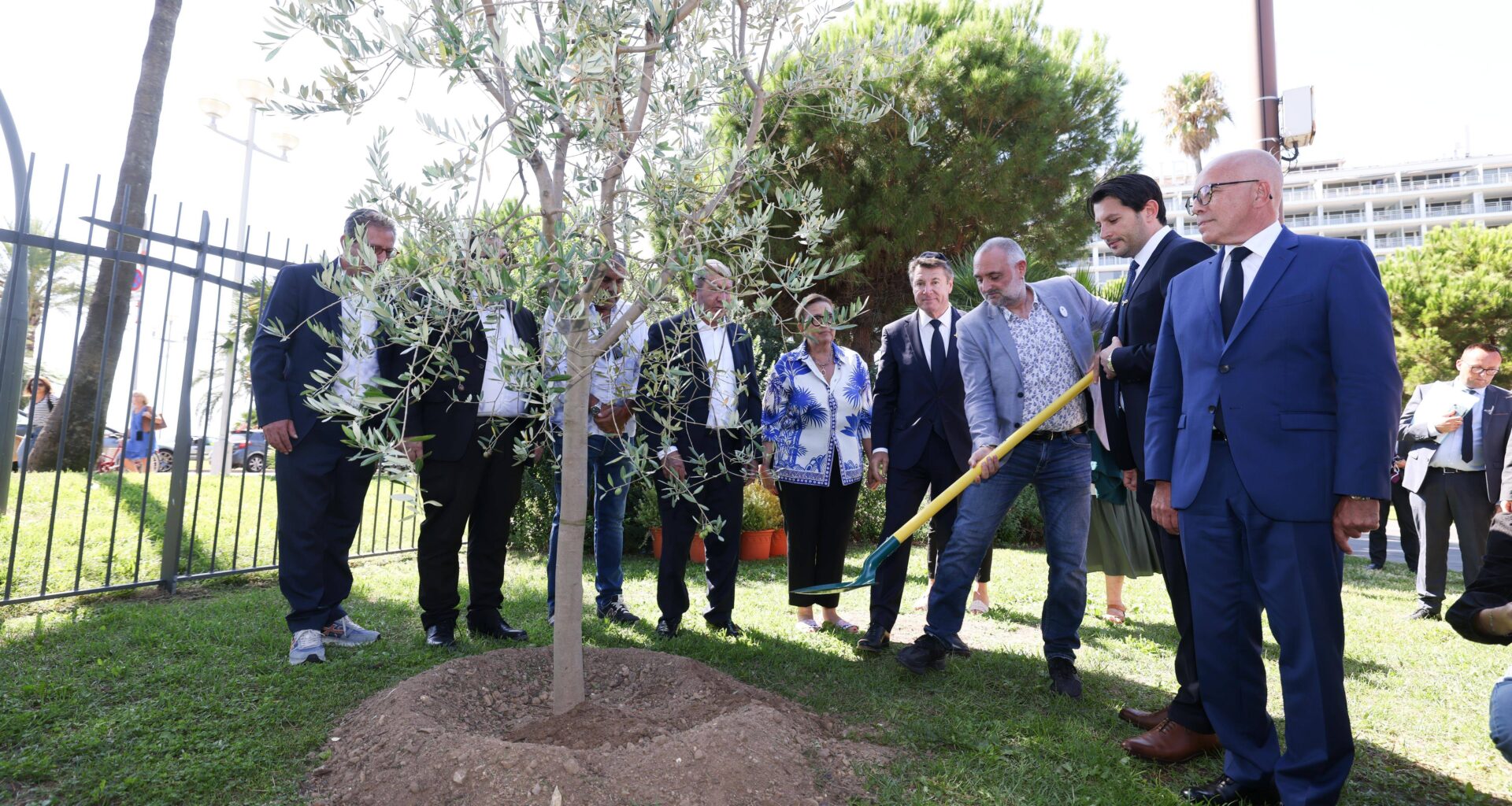 "Se rassembler face à toutes les formes de racisme: la Ville de Nice plante un arbre en hommage à Ilan Alimi, jeune juif assassiné pour sa confession en 2006