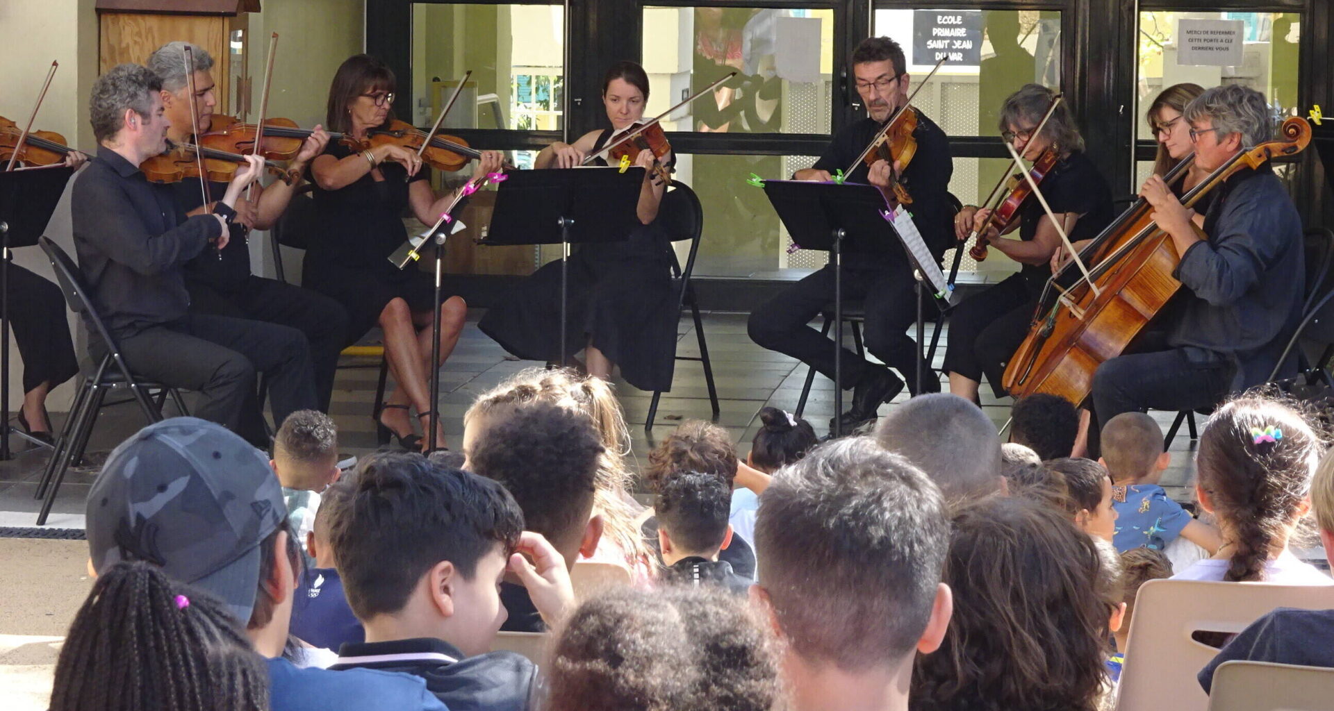 Grâce aux musiciens de l'opéra et de la Marine nationale, la rentrée se fait en musique dans les écoles de Toulon