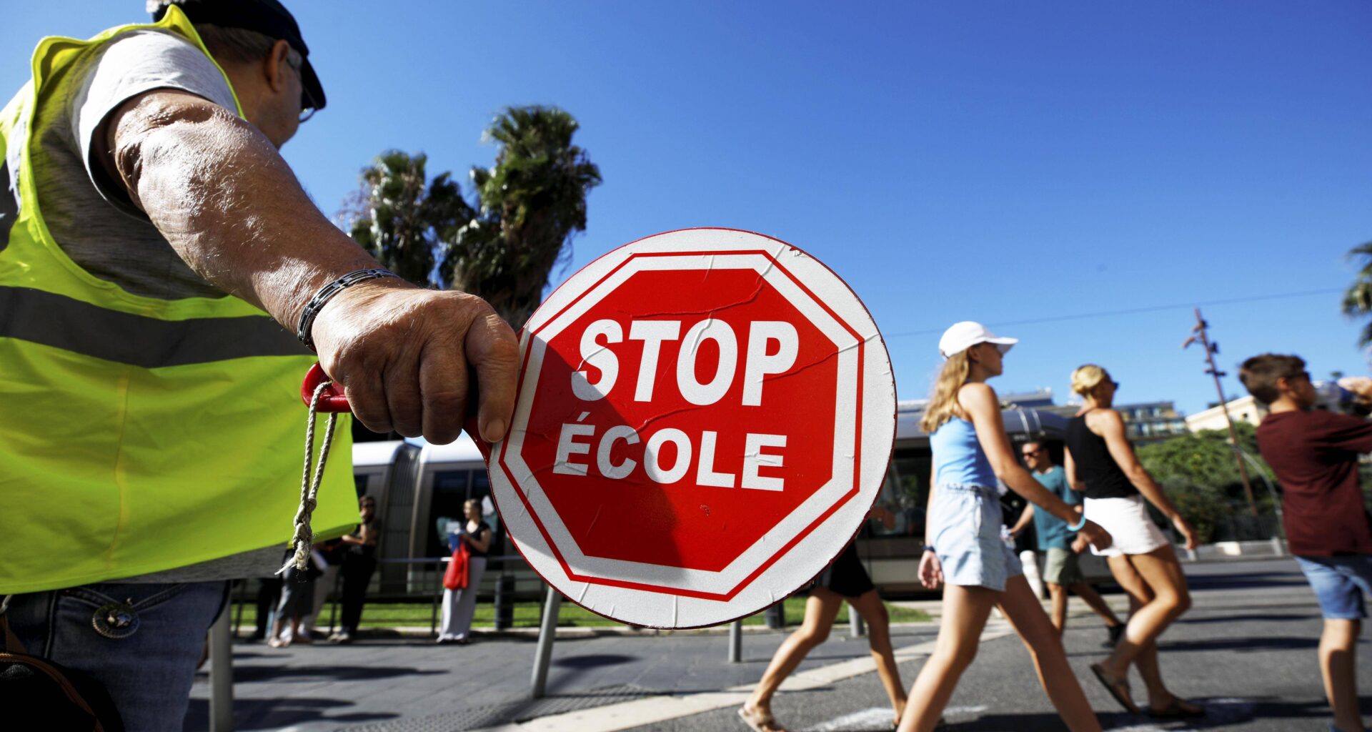 Eux aussi ont fait leur rentrée: mais qu'est-ce qui motive les papys et mamys trafic, qui aident à sécuriser les intersections devant les écoles?