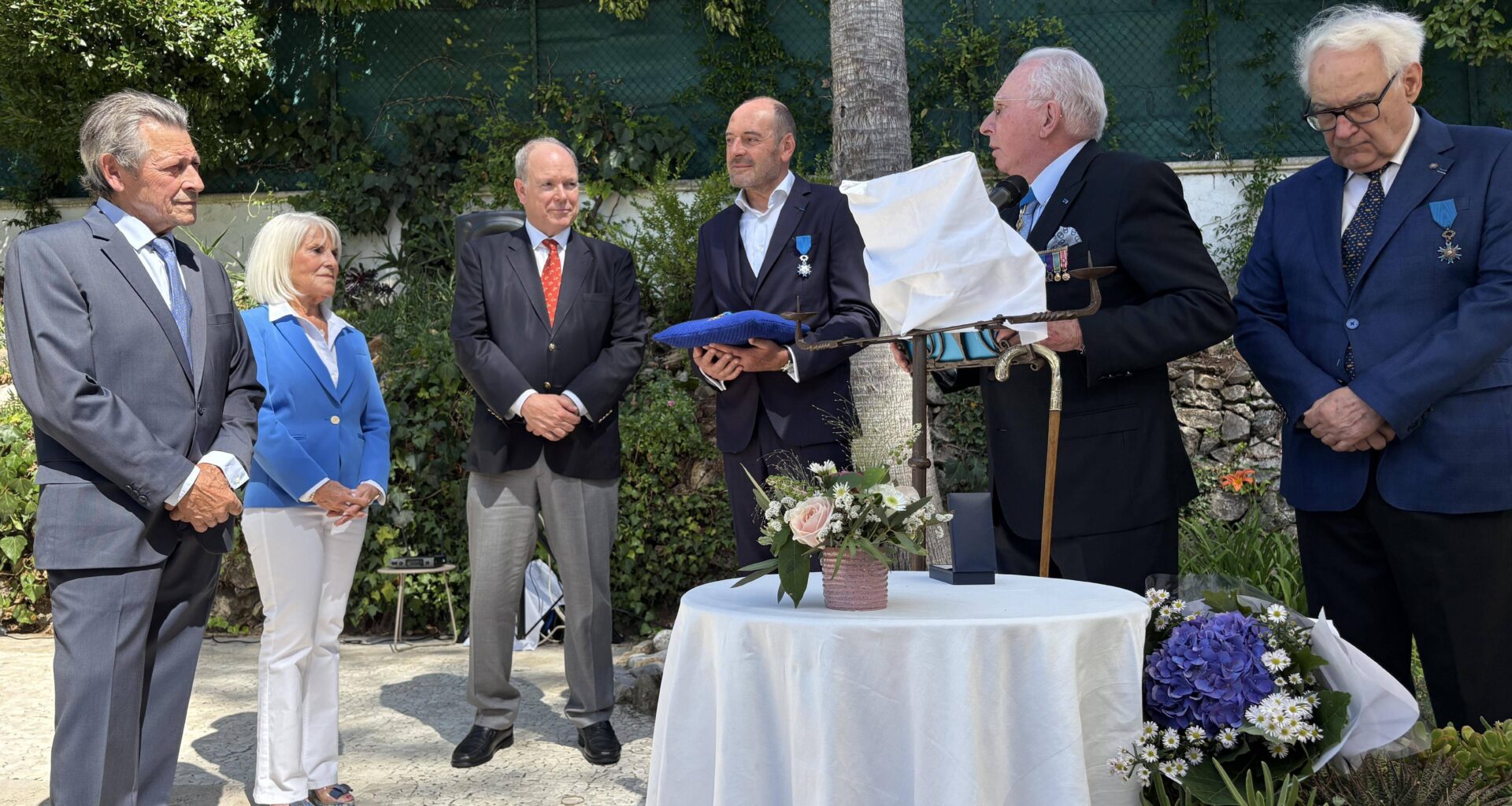 "Nous sommes les 'estrangers' qui avons su sortir la cuisine niçoise de Nice": le chef étoilé Jacques Maximin a reçu les insignes d’officier dans l’ordre national du Mérite