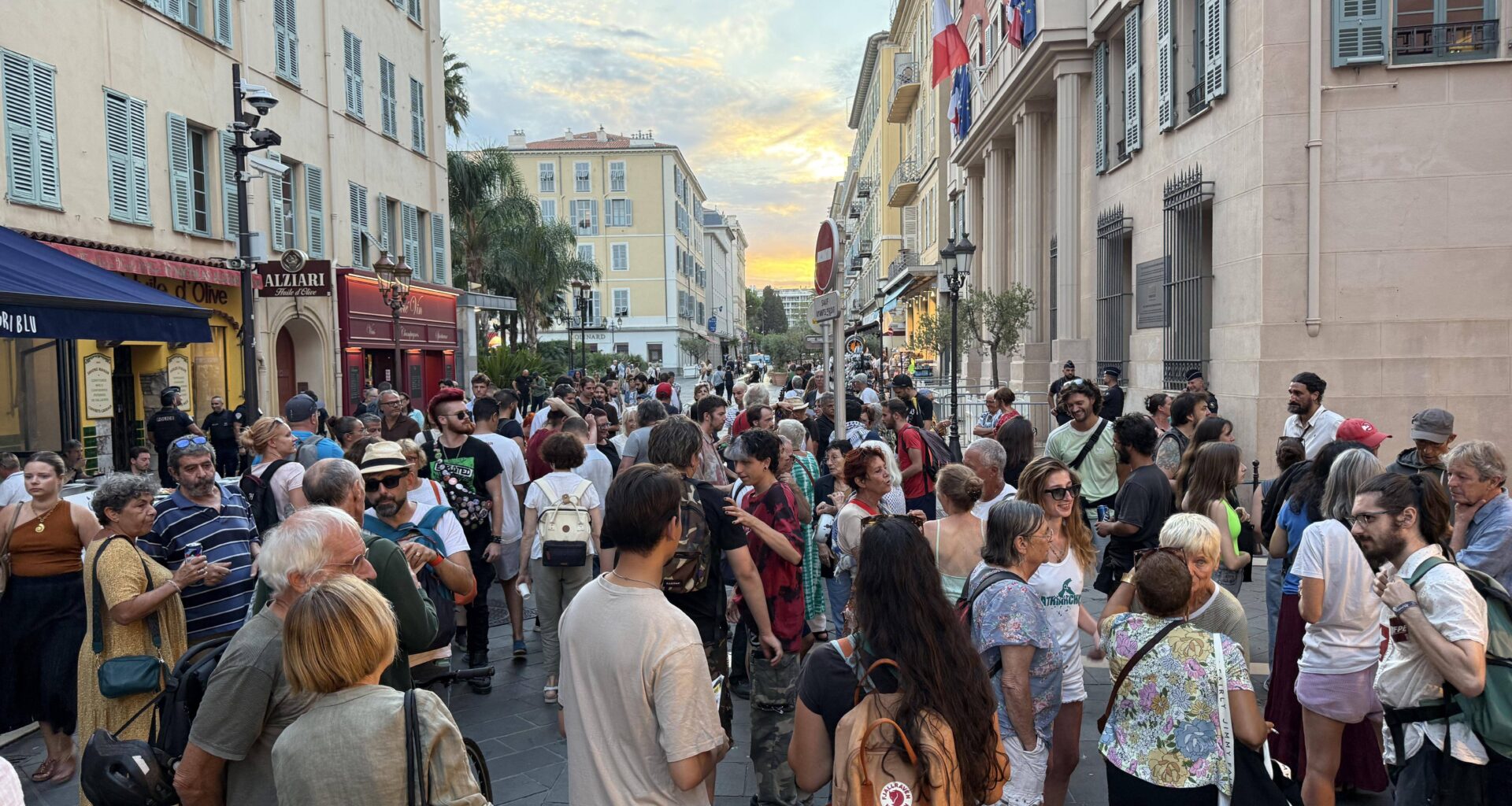 "C’est une pré-action en prévision du 10 septembre": une centaine de manifestants réunis ce lundi soir devant la mairie de Nice pour fêter la démission de François Bayrou