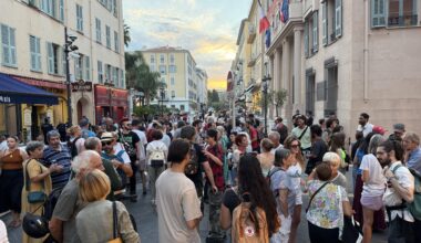 "C’est une pré-action en prévision du 10 septembre": une centaine de manifestants réunis ce lundi soir devant la mairie de Nice pour fêter la démission de François Bayrou