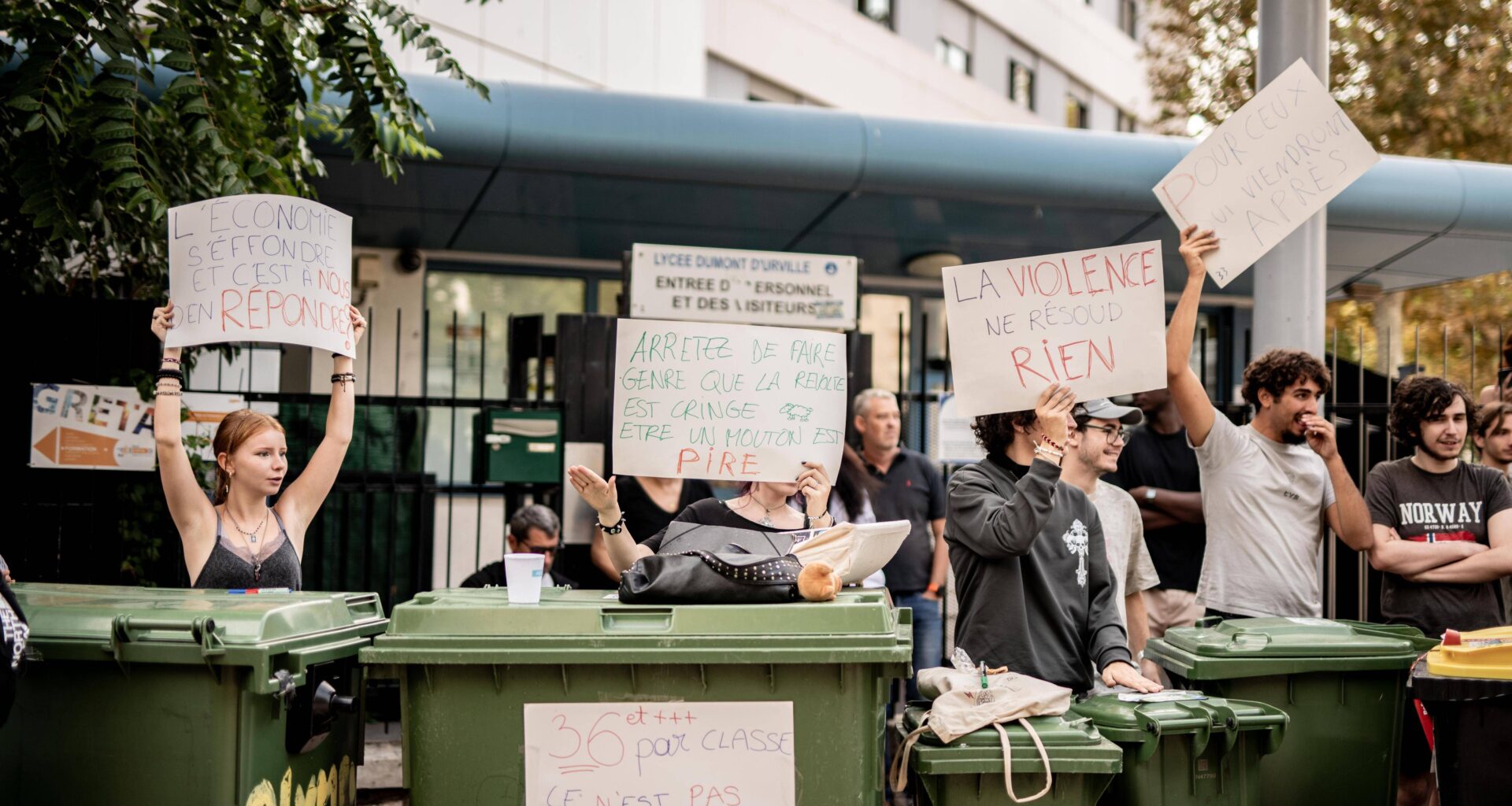 "C’est la seule manière qu’on a de s’exprimer": pourquoi des élèves ont bloqué leur lycée à Toulon