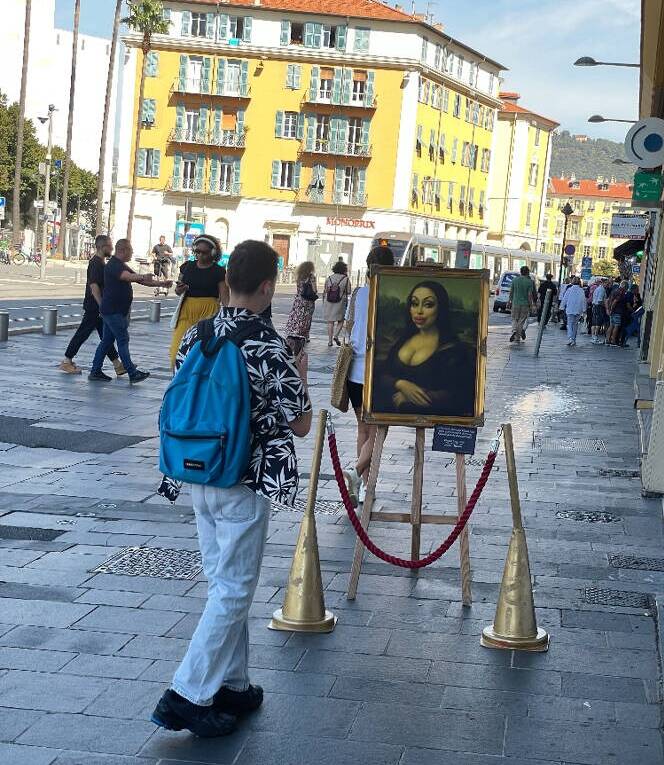 "Elle n’a plus de mystère, mais elle a des abonnés": le street artist Toolate expose sa dernière œuvre "Plastic Lisa" dans le centre-ville de Nice