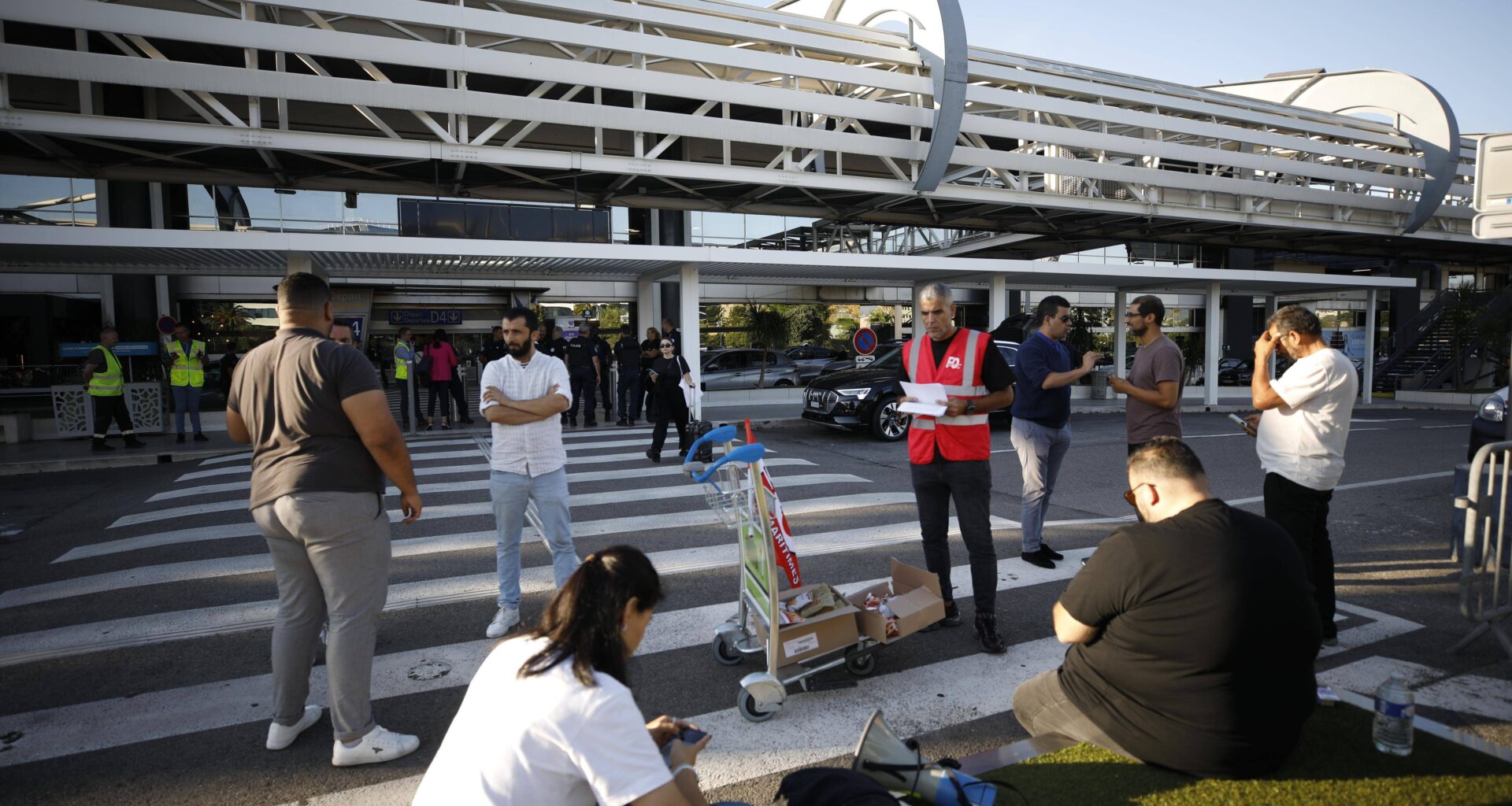 Grève du 18 septembre: quelques chauffeurs VTC mobilisés à l’aéroport de Nice, l’opération escargot annoncée n’a pas eu lieu