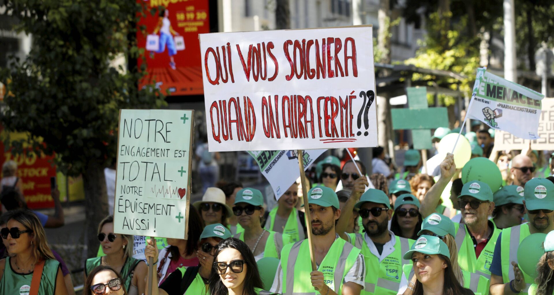 "Une pharmacie négligée ce sont des patients en danger": les pharmaciens ont clamé ce jeudi à Nice leur inquiétude et leur colère, une mobilisation très suivie