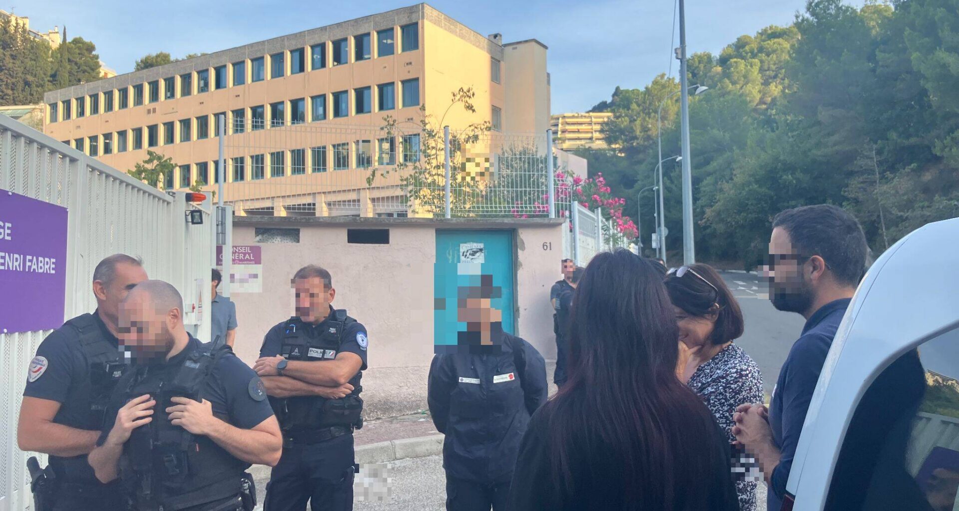 "Au moins, on est sûr que personne n’a de couteau": la police nationale a effectué des fouilles de sacs dans ce collège de Nice