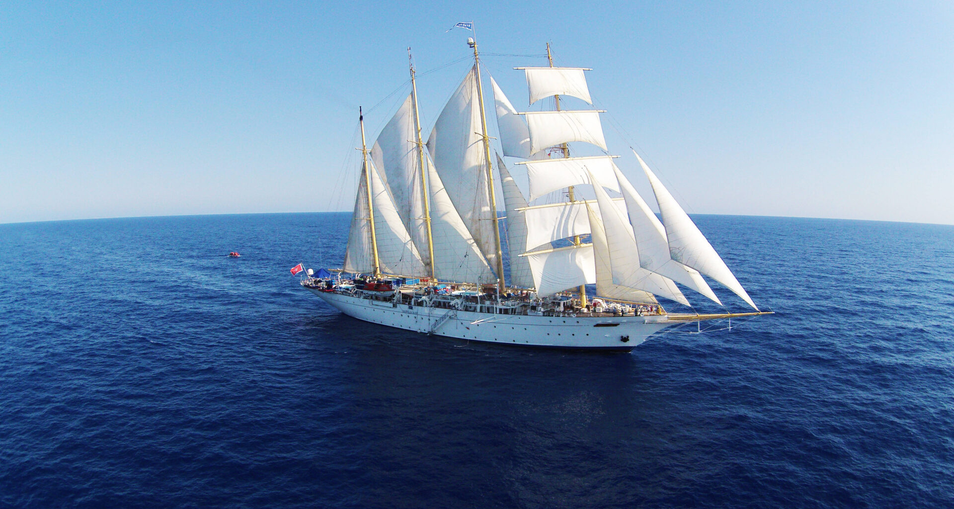 Des nouvelles croisières à la voile vont faire le voyage vers la Corse et l’Italie depuis le port de Nice