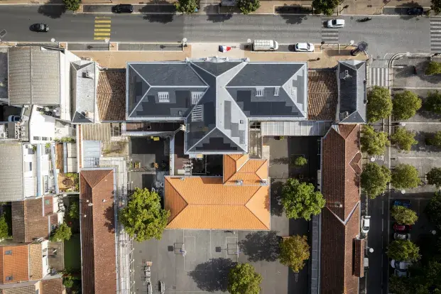 Les toits de la mairie de quartier de Caudéran, couverts de panneaux photovoltaïques.