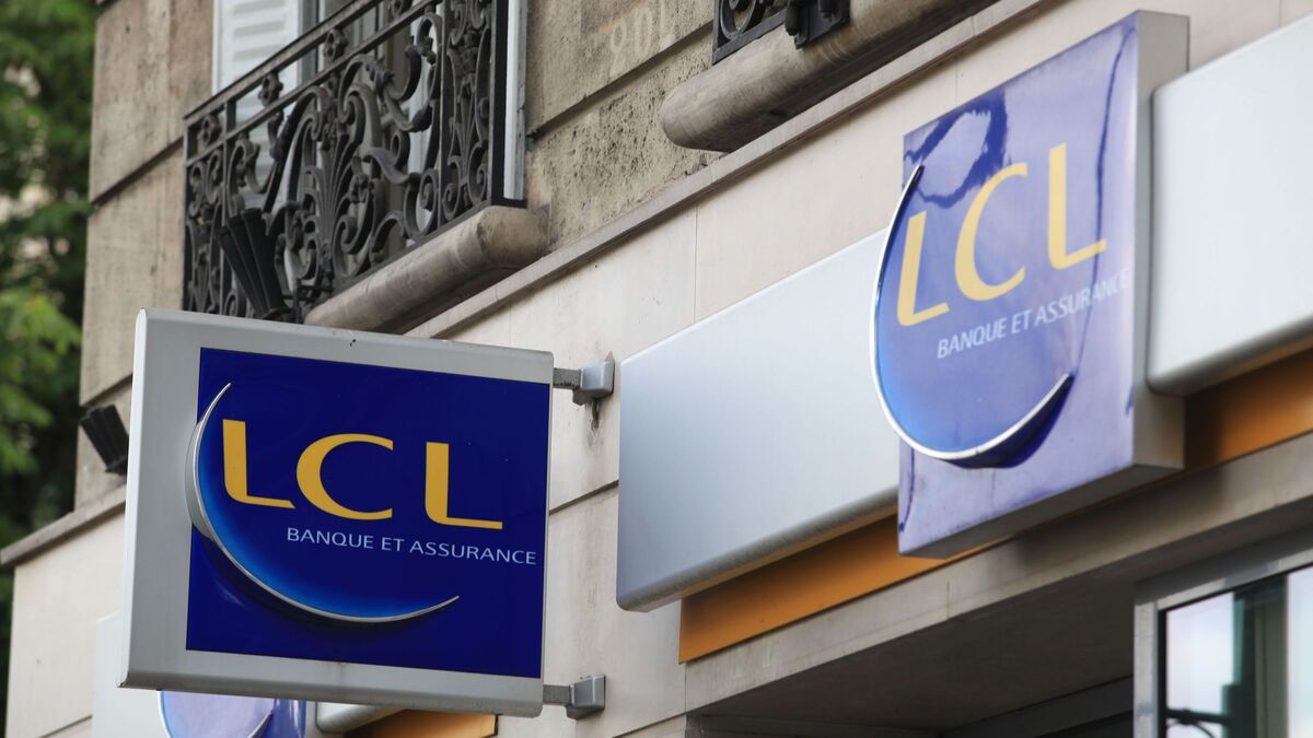 « Elle faisait signe aux passants de s’arrêter » : à Nice, une octogénaire sans portable reste coincée dans le sas d’une agence bancaire à 22 heures