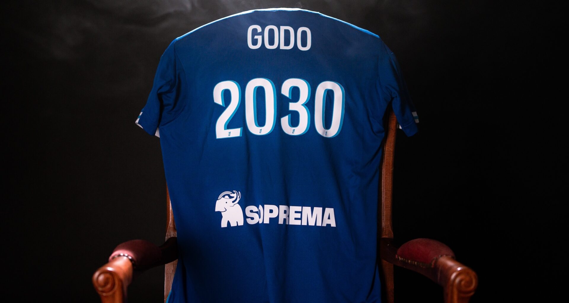 Martial Godo signe au Racing