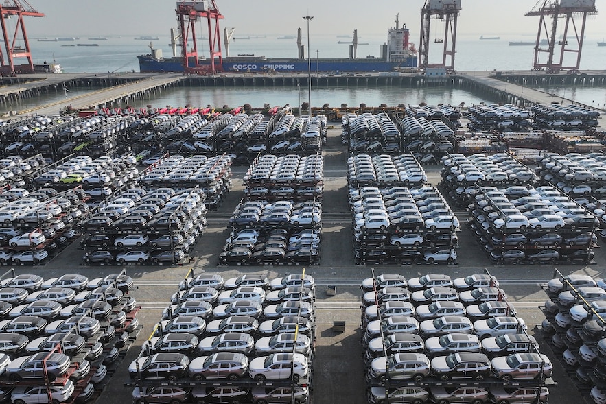 Des voitures électriques BYD et des véhicules d'autres marques destinées à l'exportation attendent dans le port de Taicang à Suzhou, dans la province du Jiangsu, dans l'est de la Chine, le 7 avril 2025