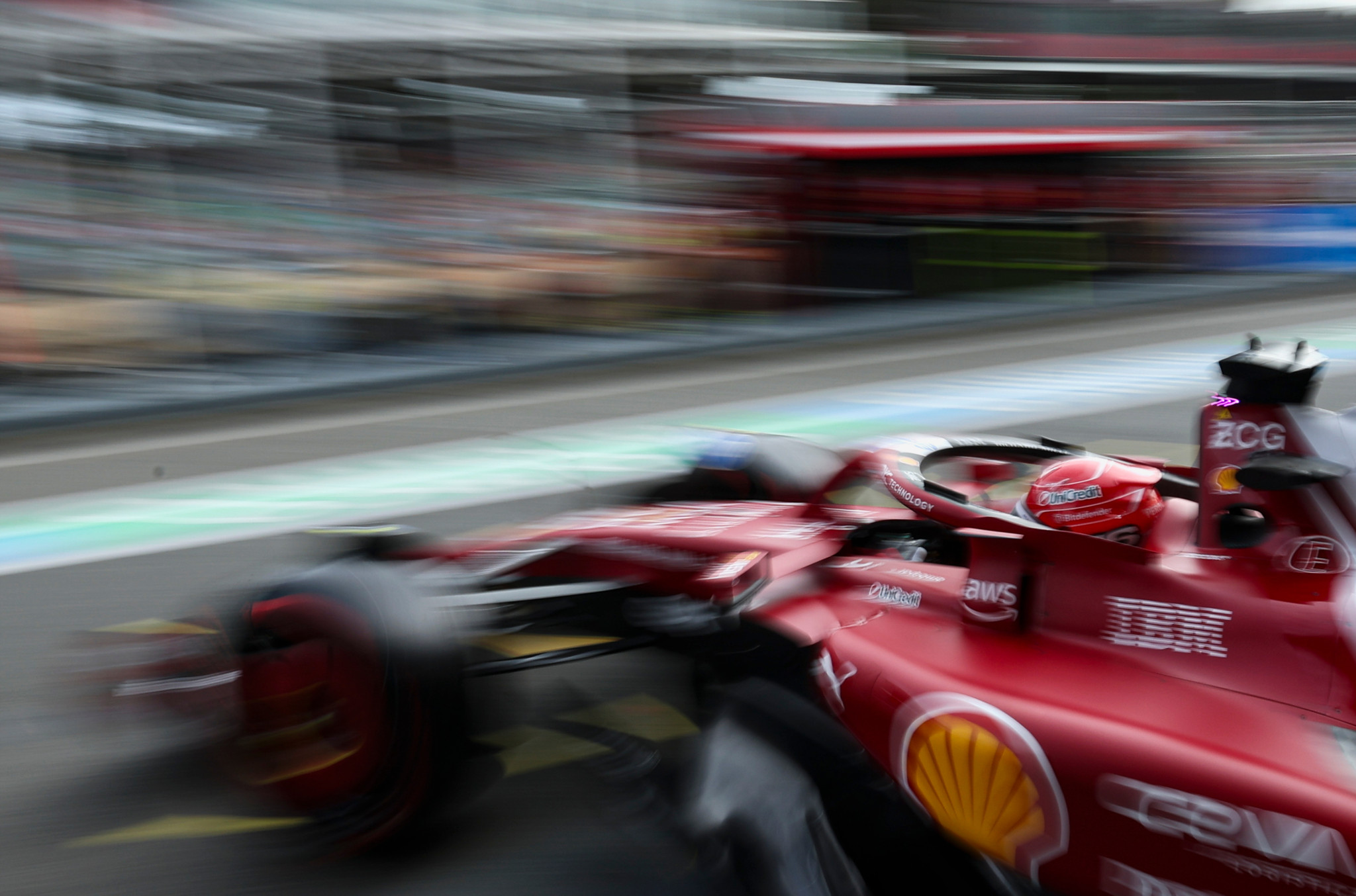 Charles Leclerc pilote sa Ferrari lors des essais libres du Grand Prix de Formule 1 à Bakou, en Azerbaïdjan, en septembre 2025.