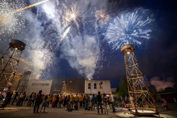 Un visuel du spectacle Embras(s)ement de la caserne de la Benauge