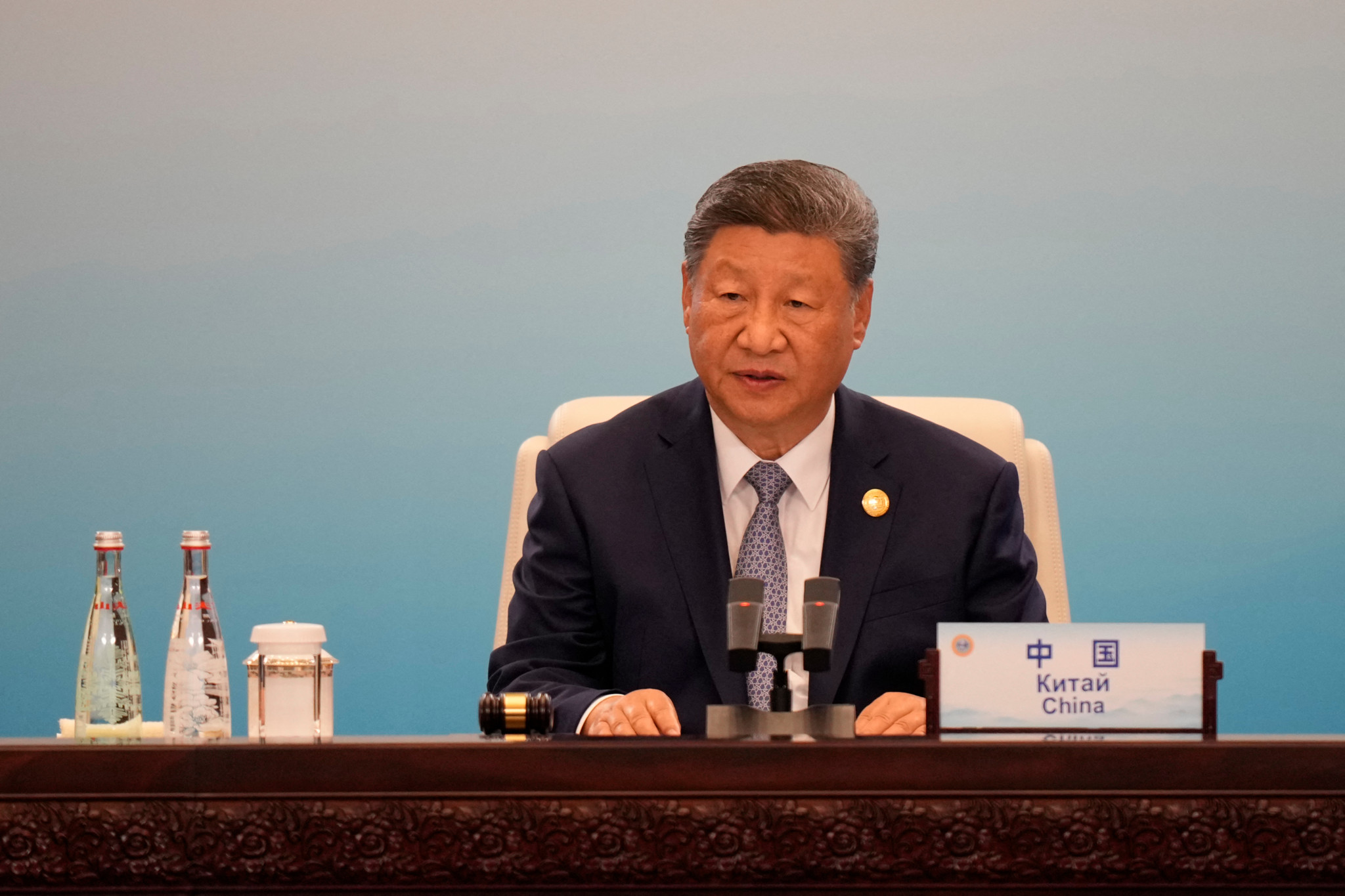 Le président chinois Xi Jinping prononce un discours lors du sommet de l’Organisation de coopération de Shanghai 2025 au centre de conventions Meijiang à Tianjin, le 1ᵉʳ septembre 2025.