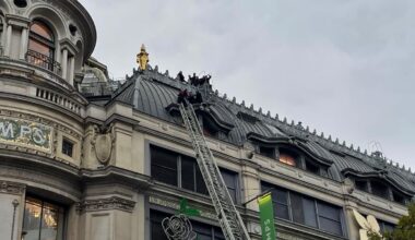 « Il a fallu qu’on la ceinture » : une femme qui menaçait de se jeter du toit du Printemps sauvée par les pompiers