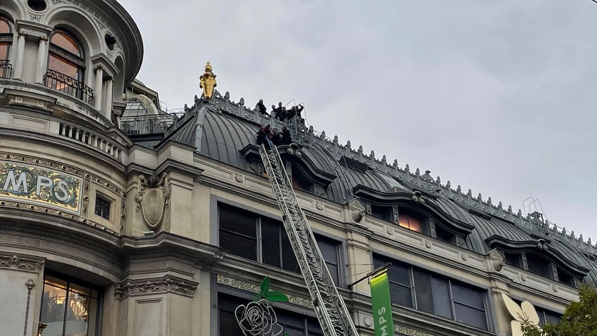 « Il a fallu qu’on la ceinture » : une femme qui menaçait de se jeter du toit du Printemps sauvée par les pompiers