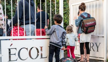 Les enfants arrivent pour la rentrée scolaire, à l'école élémentaire Jules Ferry de la commune d'Aytre.