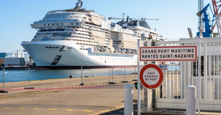 Image d'un paquebot à quai dans le Grand port maritime de Nantes Saint-Nazaire.