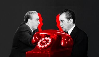 Dans "Les hommes du téléphone rouge", La Loupe brosse le portrait de quatre binômes de présidents russes et américains et de leur influence dans le monde.