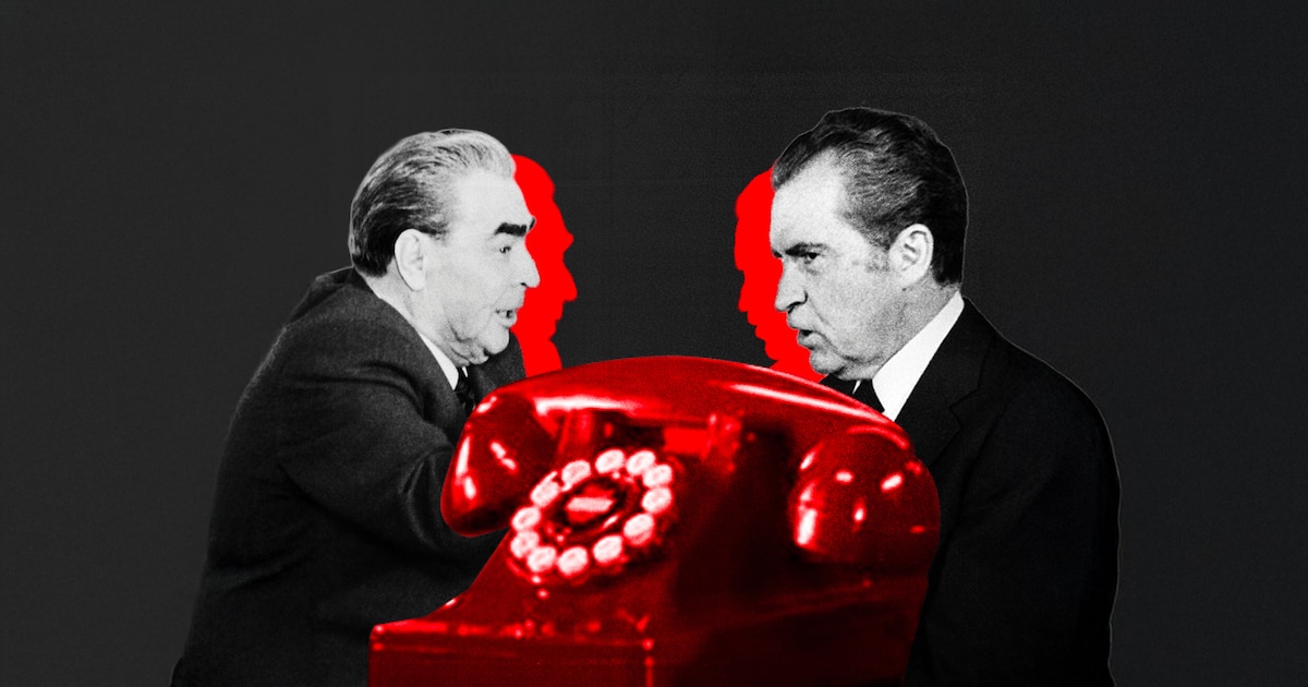 Dans "Les hommes du téléphone rouge", La Loupe brosse le portrait de quatre binômes de présidents russes et américains et de leur influence dans le monde.